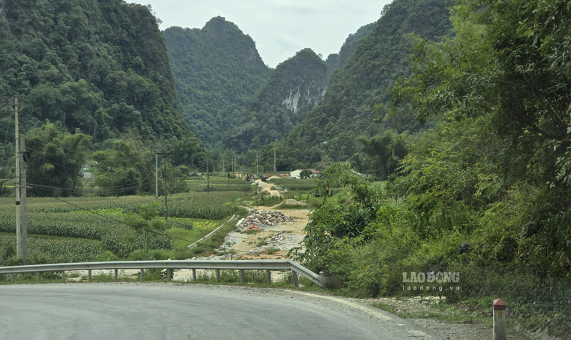 The Quang Uyen town bypass road project is unfinished due to lack of embankment soil. Photo: Tan Van