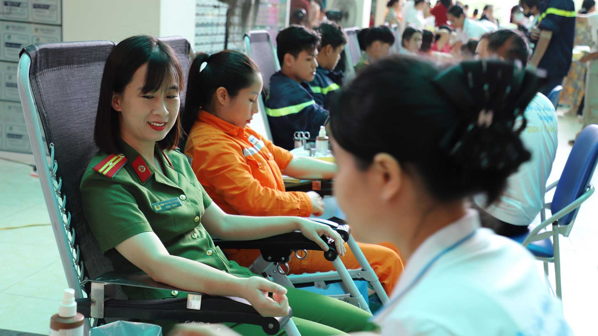Nghĩa cử đẹp của lực lượng Công an trong ngày hội hiến máu. Ảnh: CA Lào Cai