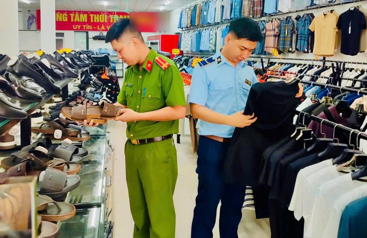 Functional forces inspect a fashion store in Lien Minh commune, Ninh Binh province. Photo: Ninh Binh Police