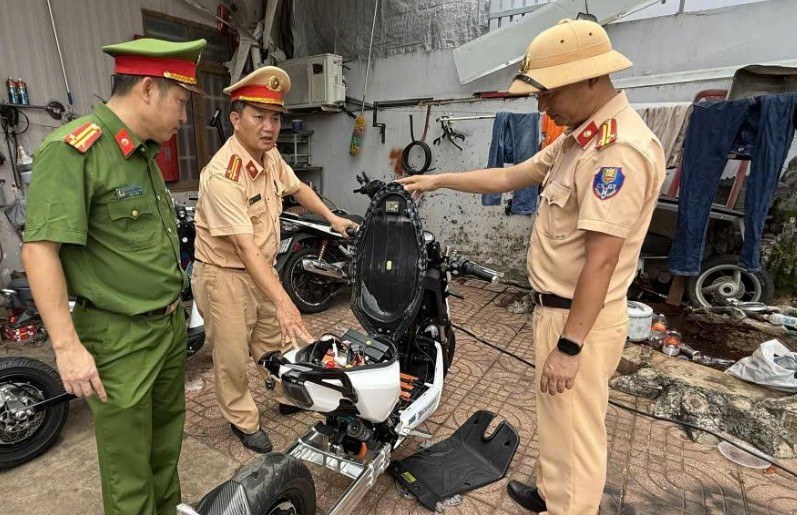 Dak Lak Provincial Traffic Police force has been and is strengthening the handling of cases of individuals and modified car repair facilities causing traffic unsafety. Photo: Police provided
