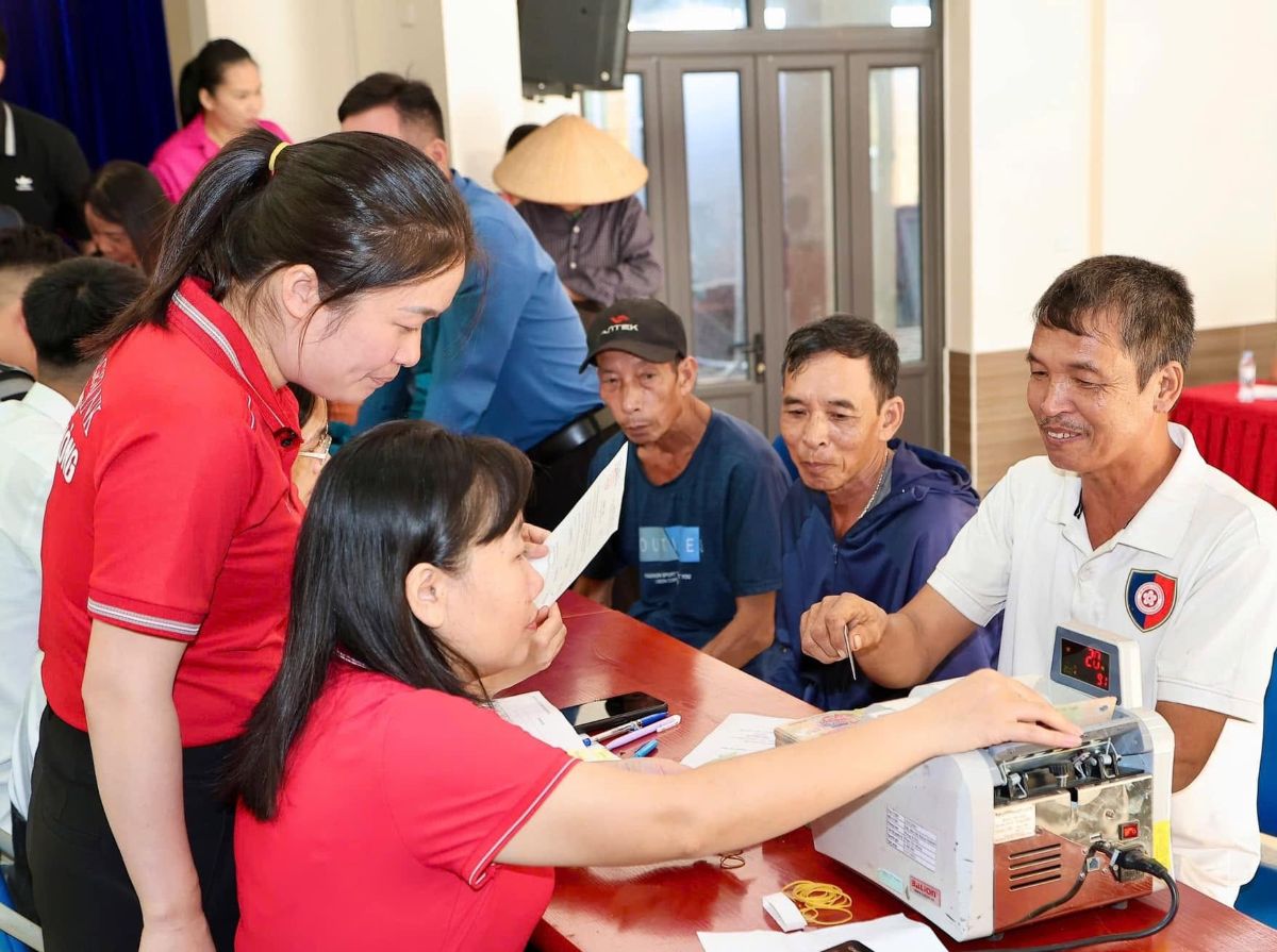 People are paid compensation and support for site clearance for the Project of Investment, Construction and Business, Operation and Management of Infrastructure Works of Tien Cuong III Industrial Cluster. Photo: Hai Phong e-Portal