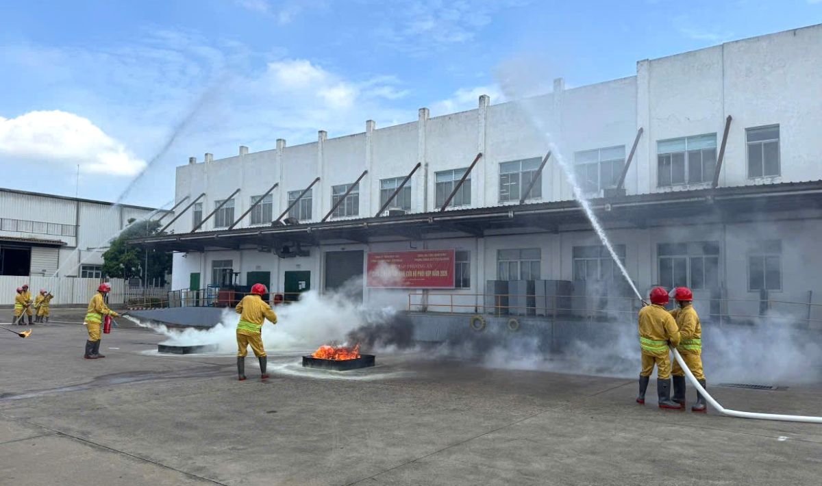 Fire prevention and fighting skills training for workers at YSS Garment Co., Ltd. Photo: Ninh Binh Police