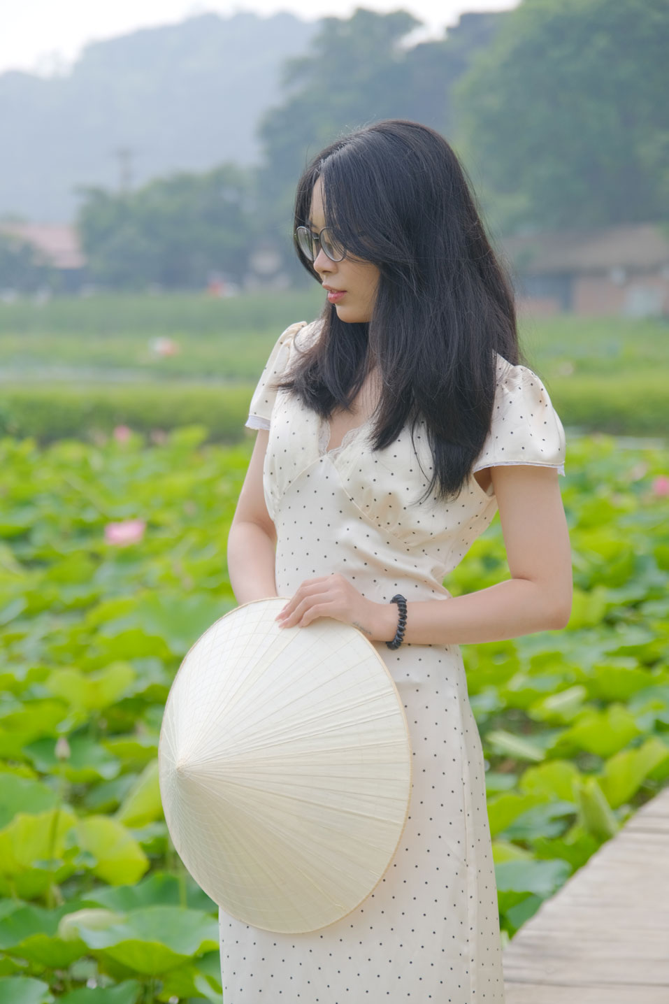 Chị Thanh thích thú chụp ảnh tại đầm sen. Ảnh: Hân Nghiên