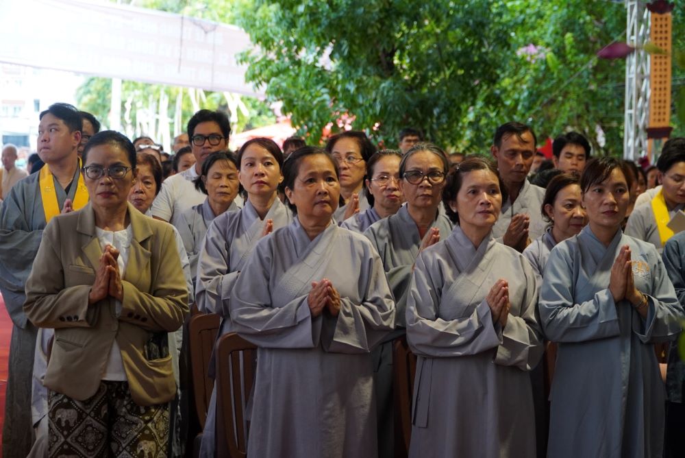 Hàng ngàn người dân tham gia nghi thức tụng kinh Địa Tạng trong lễ cầu siêu tại công viên Lê Thị Riêng.