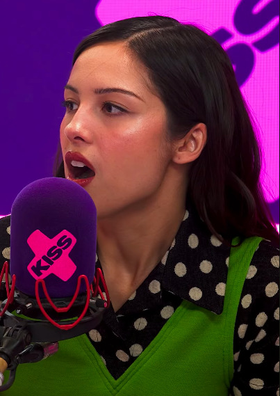 Olivia Rodrigo hé lộ về khiếm khuyết thính lực của mình. Ảnh cắt từ video