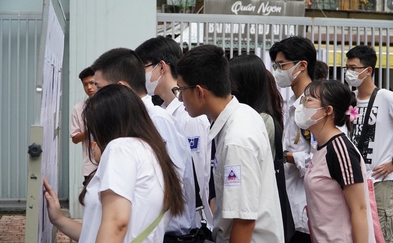 Locally, there are 2 candidates proposed for special graduation consideration. Photo: Trang Ha