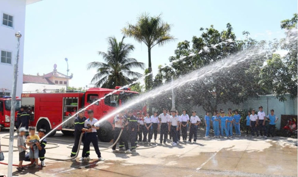Các em học sinh tham gia “Một ngày làm chiến sĩ phòng cháy chữa cháy”. Ảnh: Bình An