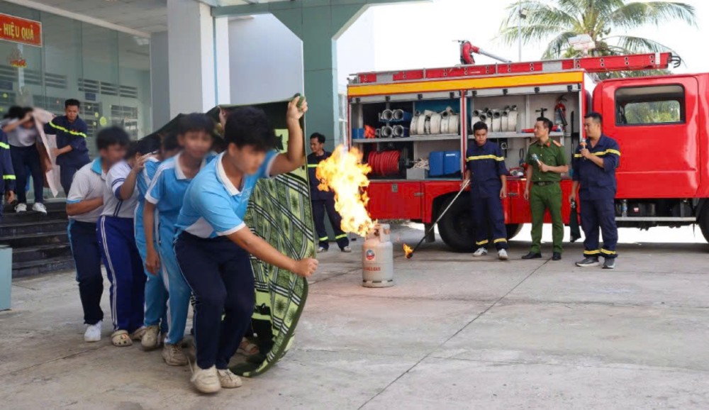Students experience and practice fire fighting and rescue. Photo: Binh An