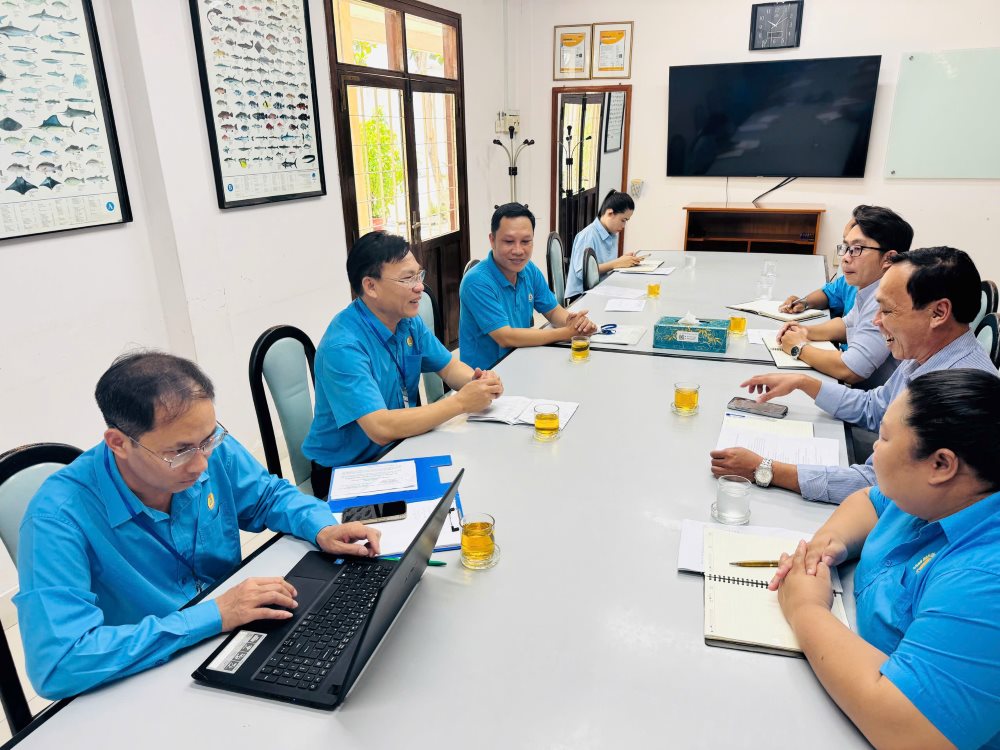 Liên đoàn Lao động tỉnh Lâm Đồng làm việc với Công đoàn cơ sở Công ty TNHH Hải Nam. Ảnh: Duy Tuấn
