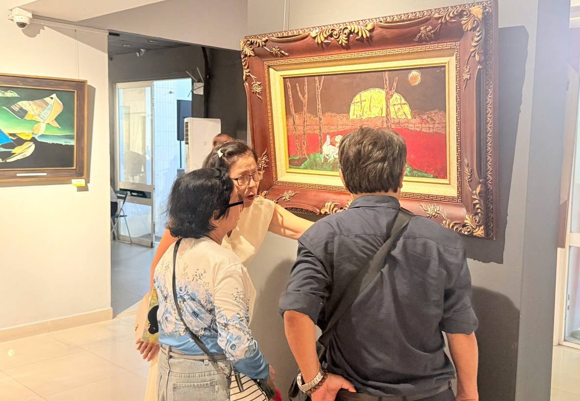 The exhibition "Vang Bong Mot Thoi Sai Gon Xua 3" attracts a large number of painting lovers to see. Photo: DI PY.