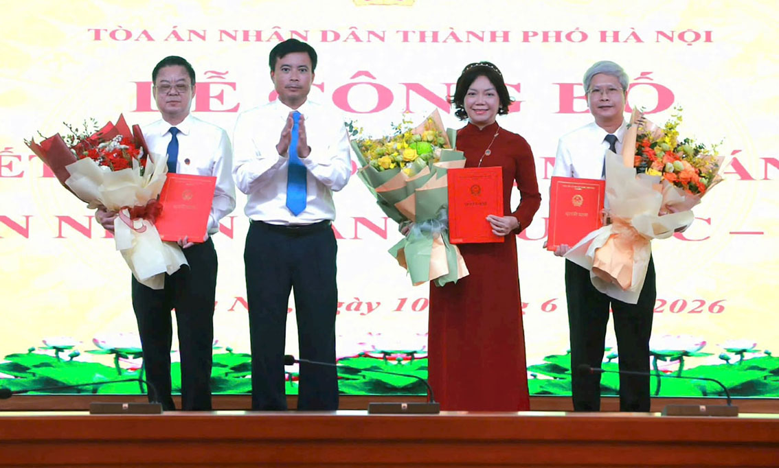 The ceremony to announce the decision to appoint the Chief Justice of the People's Court of Region 1, People's Court of Region 7 and People's Court of Region 8 was organized by the Hanoi People's Court. Photo: Viet Hung
