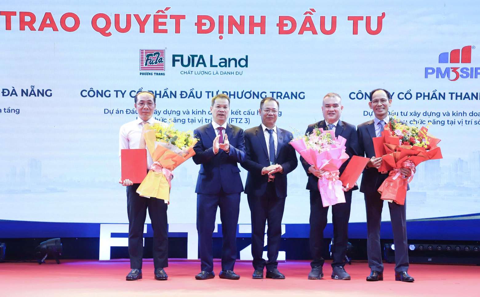 Da Nang City leaders present investment policy approval decisions and Investment Registration Certificates. Photo: An Thuong
