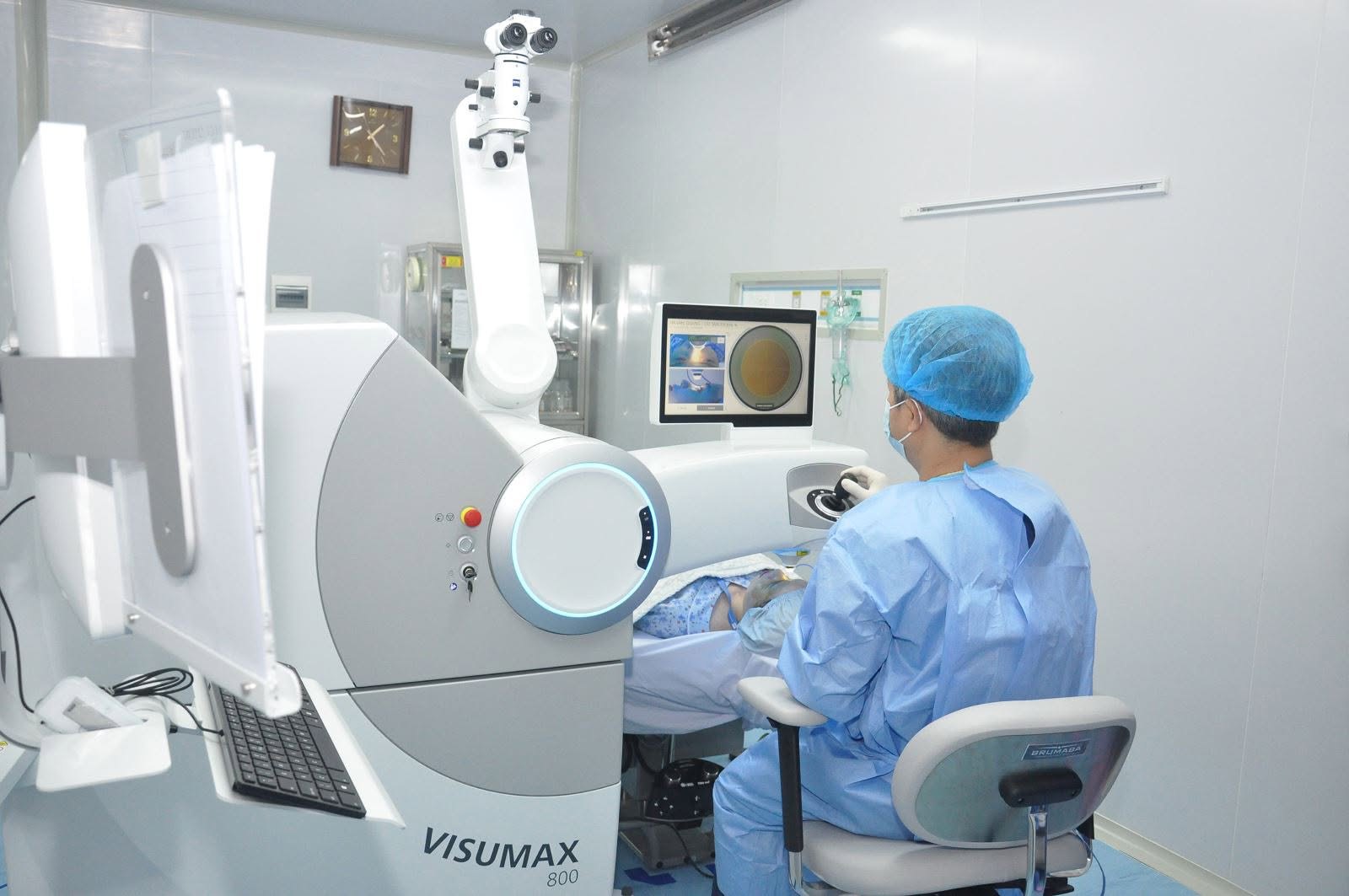 Just one small accident, many people face the risk of losing their eyesight. Photo: Xuan Hong