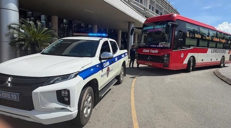Quang Tri Provincial Police Traffic Police car leads the passenger car to the hospital, so that the pregnant woman can be given timely emergency care. Photo: Quang Tri Provincial Police Traffic Police Department