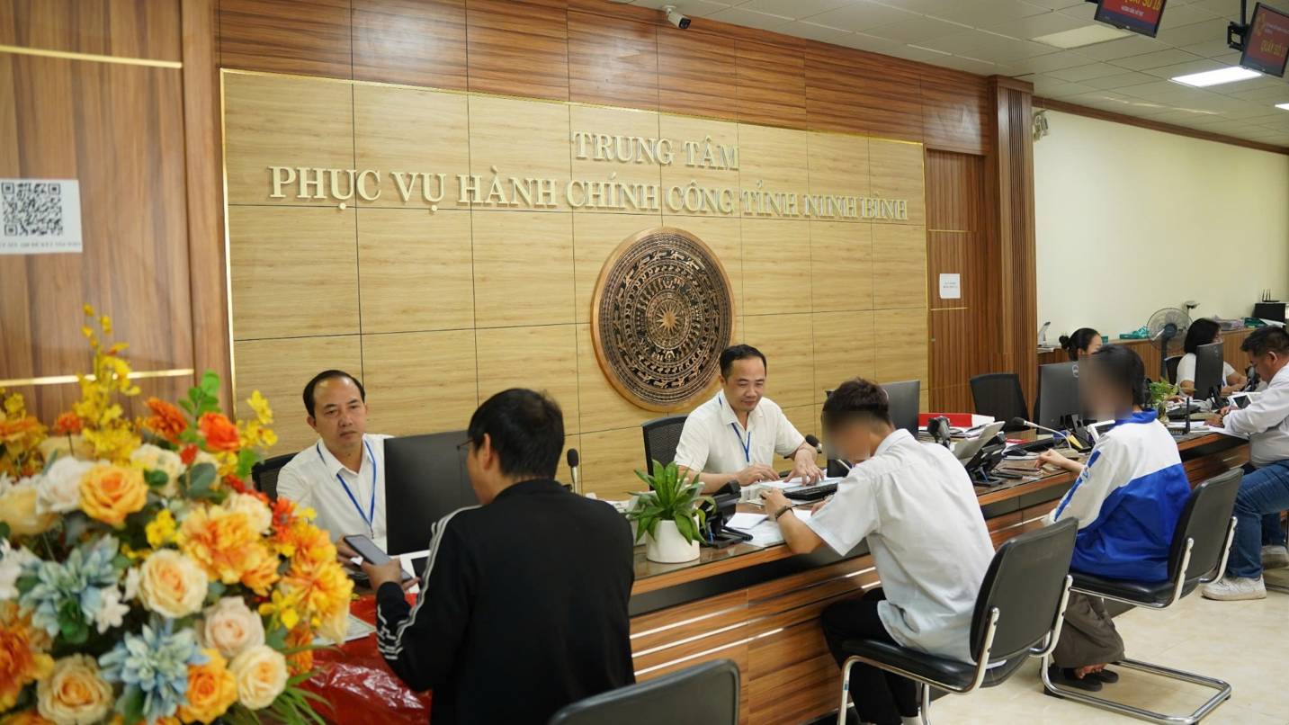 Người dân và doanh nghiệp làm các thủ tục hành chính liên quan đến BHXH tại Trung tâm p