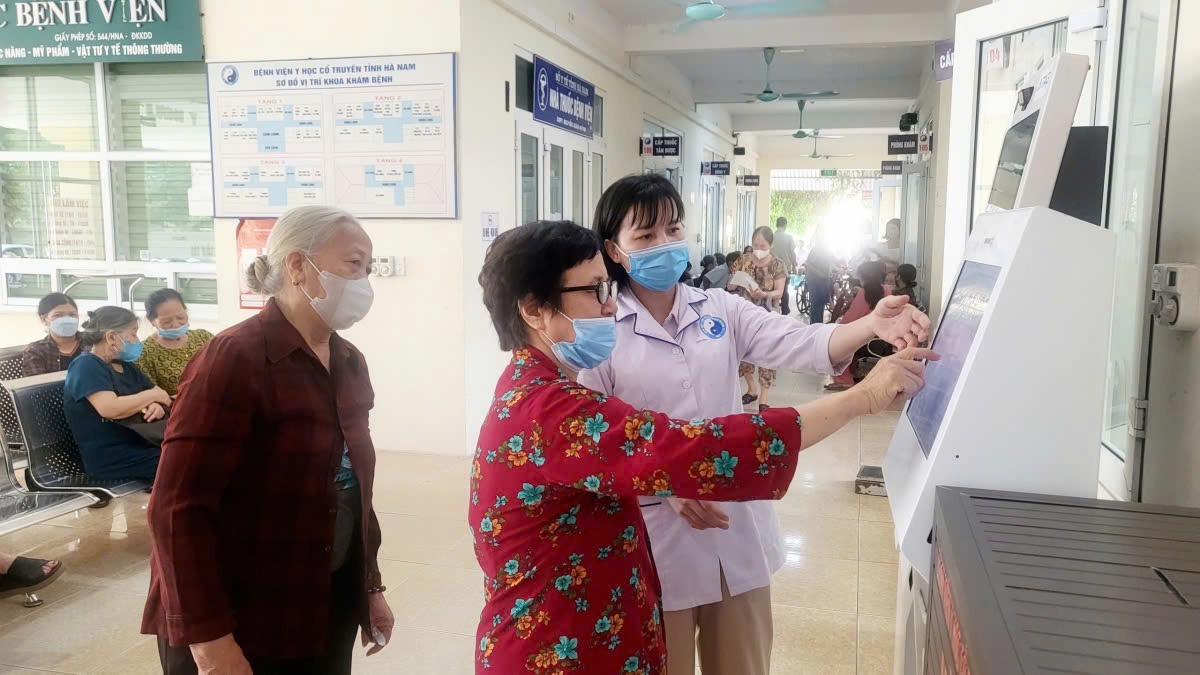 Digital transformation in the field of social insurance in Ninh Binh is creating clear changes. Photo: Hoang Long