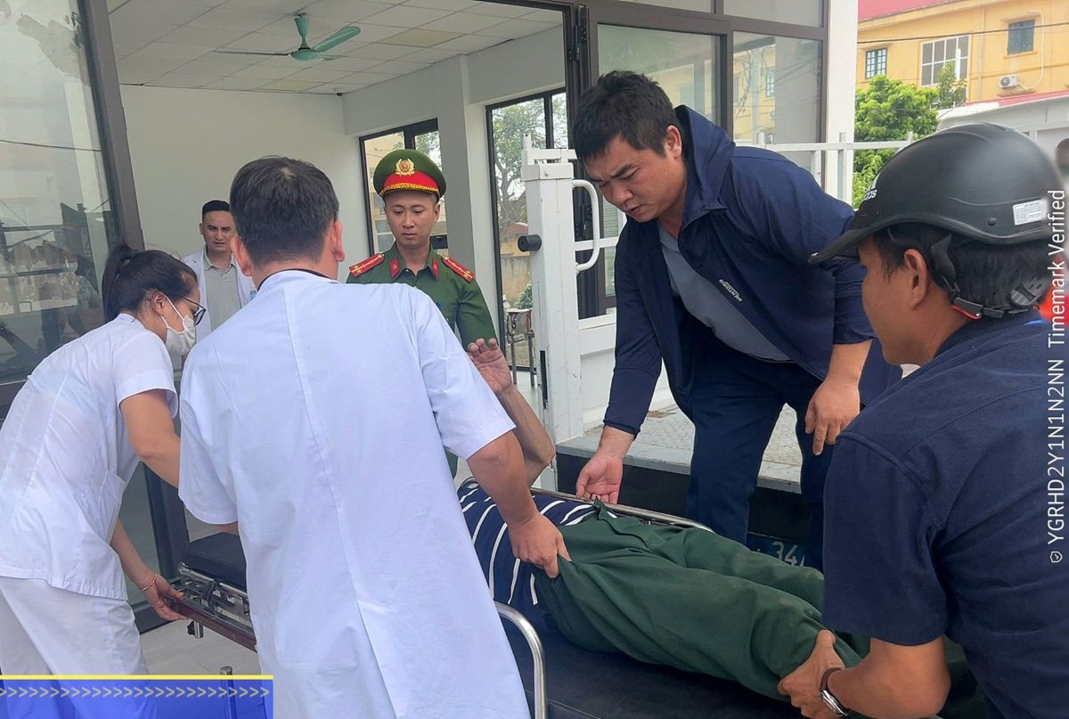 Thanh Ha Commune Police promptly supported and took the unconscious person by the roadside to the emergency room. Photo: Hai Phong Police
