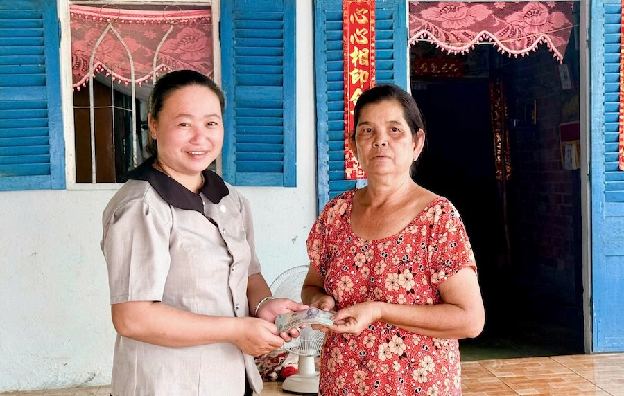 Leaders of the Vietnam Fatherland Front Committee of Ho Dac Kien commune present readers' money to support Ms. Thach Thi Suol's family. Photo: Phuong Anh