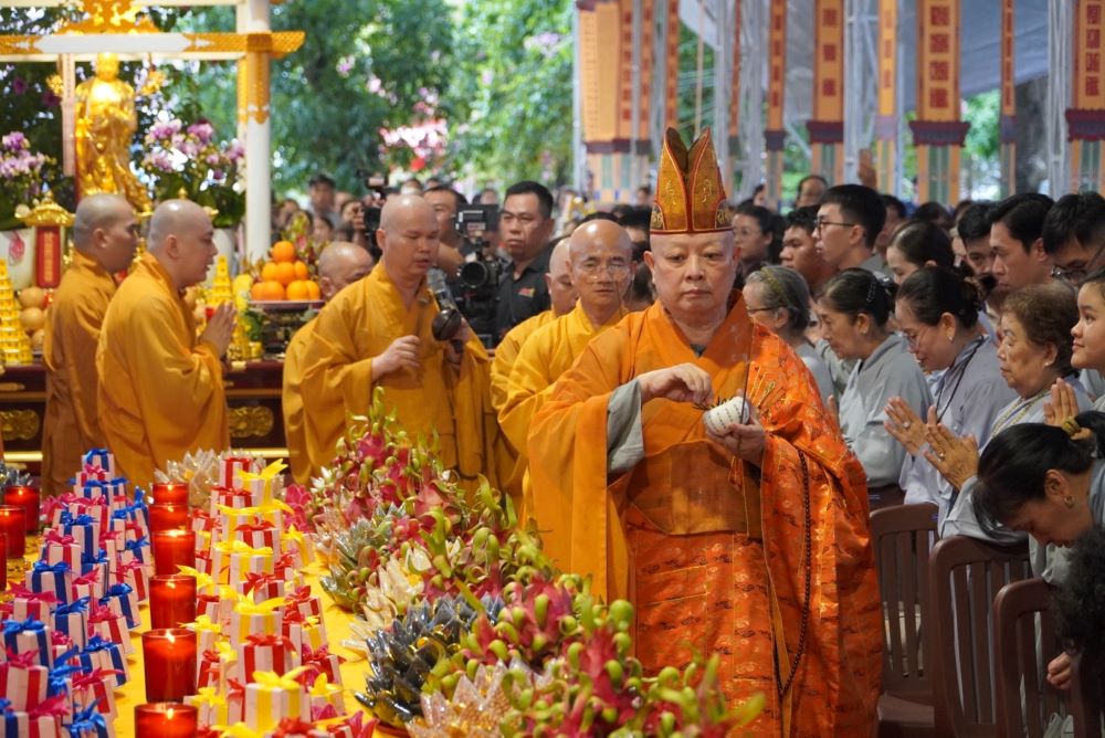 Thousands of people attend the Super Heroic Martyrs' Festival at Le Thi Rieng Park