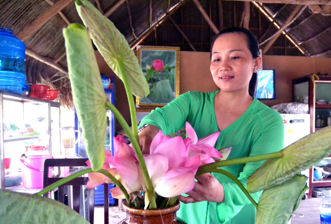 Nhiều cơ sở ẩm thực ở Đồng Tháp tạo dấu ấn khi sử dụng bông và lá sen để trang trí. Ảnh: Lục Tùng