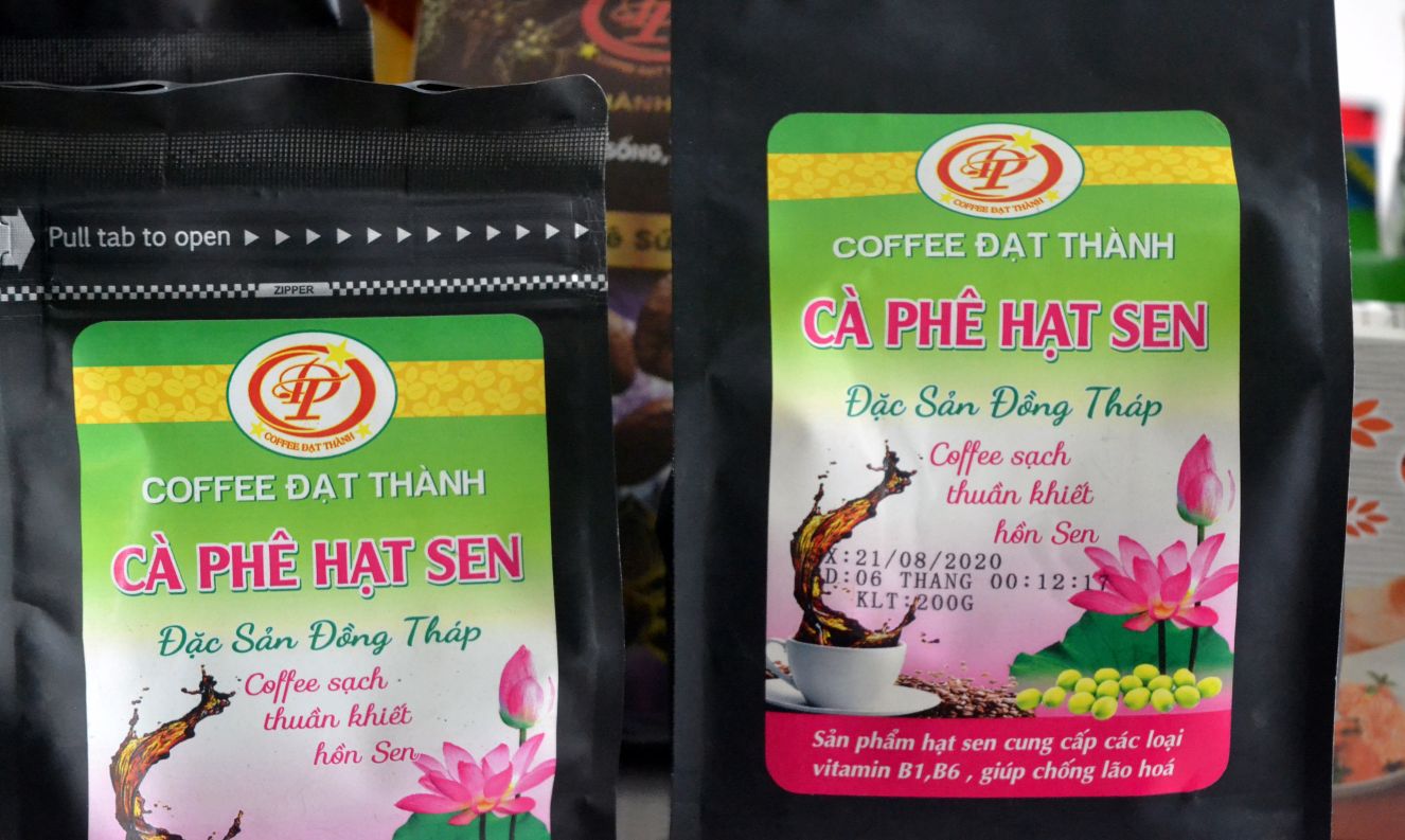 Sự kết hợp độc đáo giữ cà phê của vùng Tây Nguyên với hạt sen của vùng Đồng Tháp Mười. Ảnh: Lục Tùng