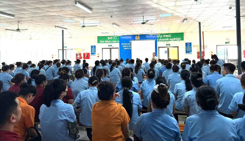 150 công nhân được phổ biến kiến thức về hôn nhân gia đình. Ảnh: Công đoàn Tuyên Quang