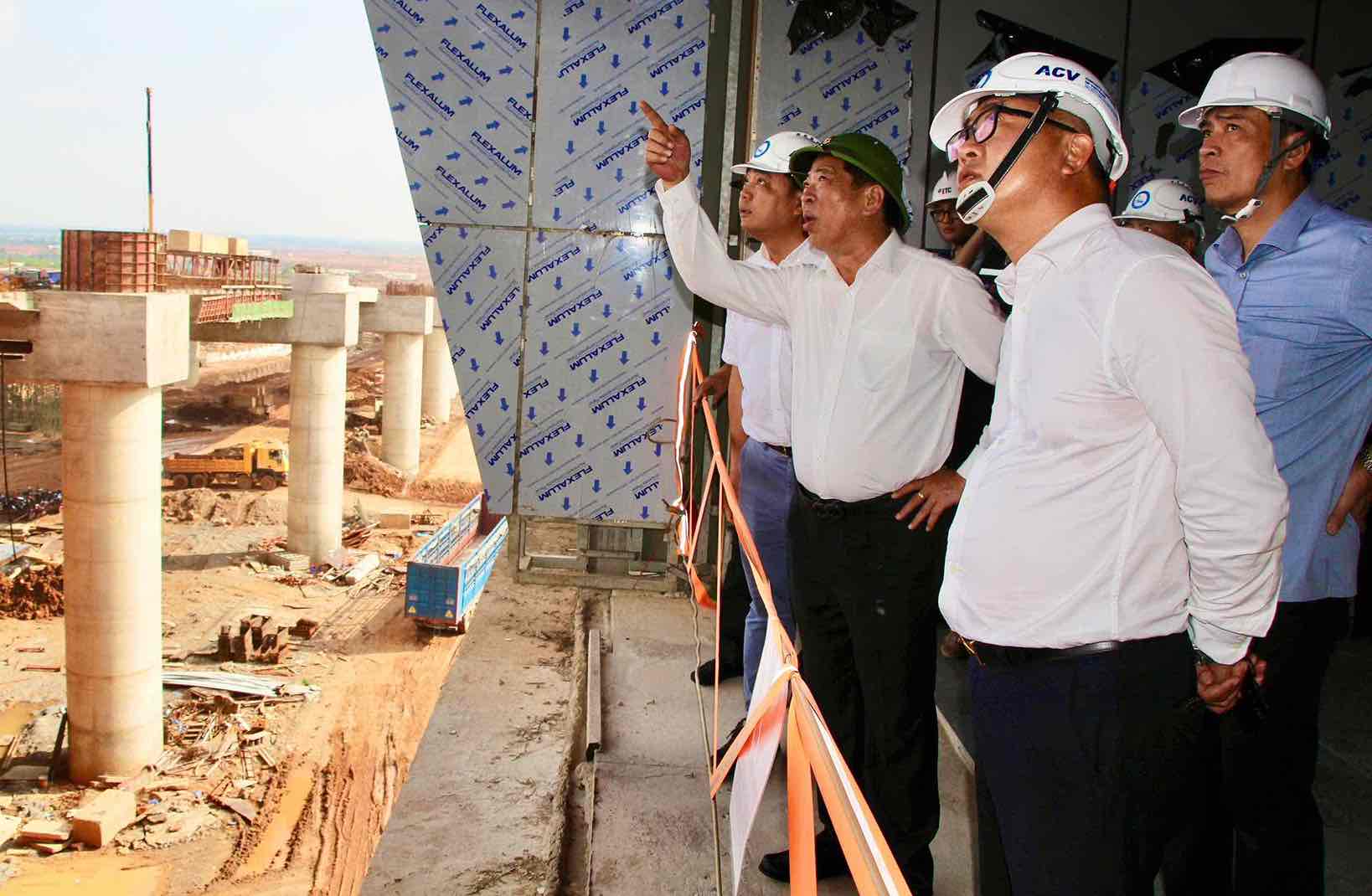 Minister of Construction Tran Hong Minh and the working delegation inspect the progress of the Long Thanh airport project. Photo: HAC