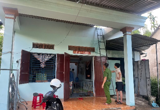 Lực lượng chức năng khẩn trương hỗ trợ người dân khắc phục hậu quả sau trận giông lốc. Ảnh: A Vương