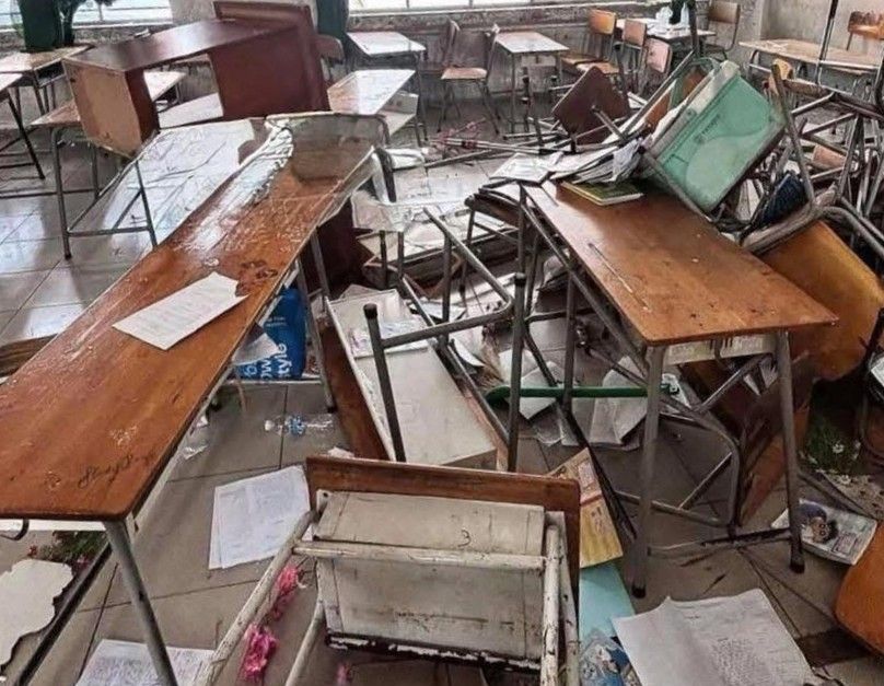 Images diffusées de livres jetés, de tables et de chaises renversées après la dernière leçon d'un élève de 9e année. Photo: Fournie par un lecteur