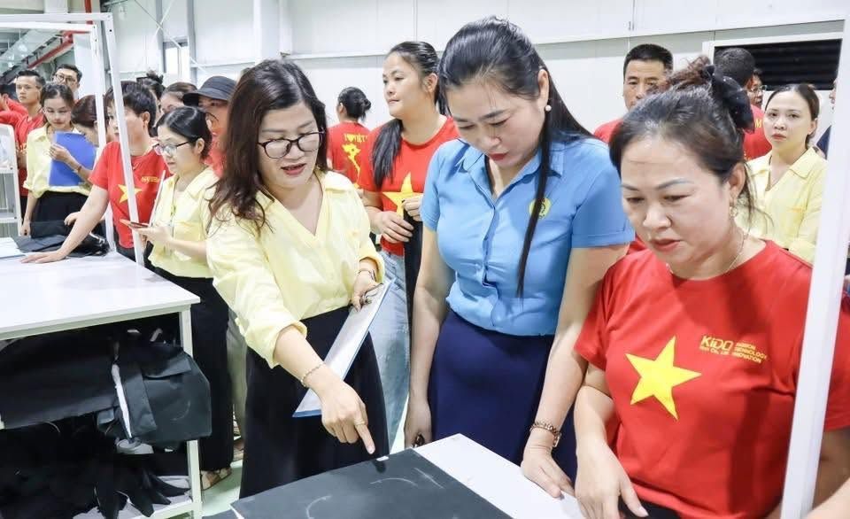 The "Golden Needle Kido Vinh" contest is an opportunity to honor good workers, encourage union members to improve their skills and creativity. Photo: Nghe An Trade Union