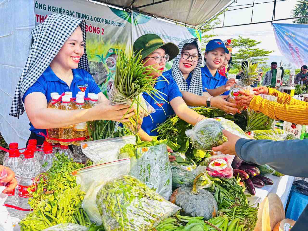 Le marché de Quê Hòa Vang, Đà Nẵng, sur le thème: "Của nhà trồng - Hương nội đồng - Sạch từ gốc" aura lieu le 20 juin. M.: Lê Phú