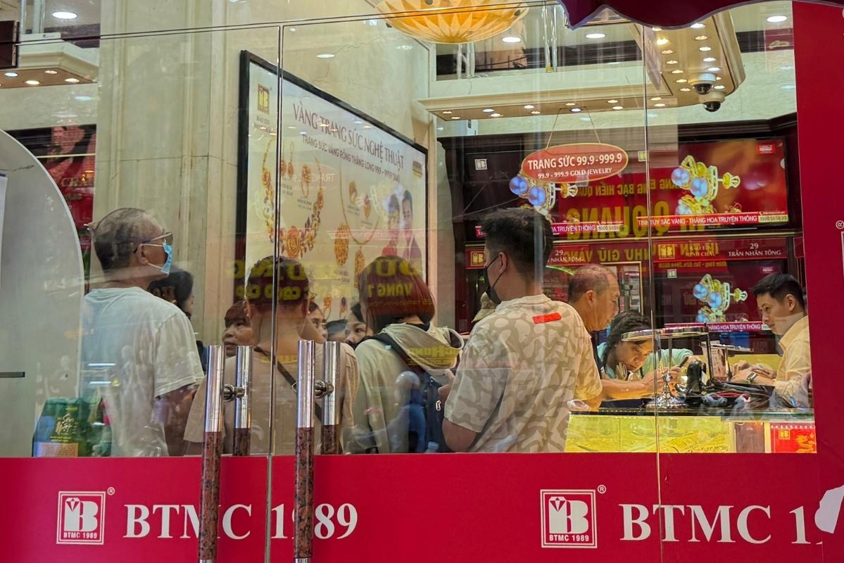 Lượng khách đến mua vàng tăng trở lại tại cửa hàng trên phố Trần Nhân Tông. Ảnh: Linh Đan