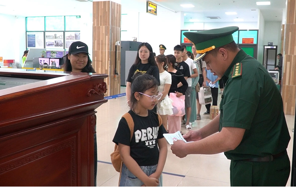 Cán bộ Trạm Biên phòng Cửa khẩu Quốc tế Lào Cai làm thủ tục xuất - nhập cảnh nhanh chóng, thuận tiện cho du khách. Ảnh: Hồng Lý