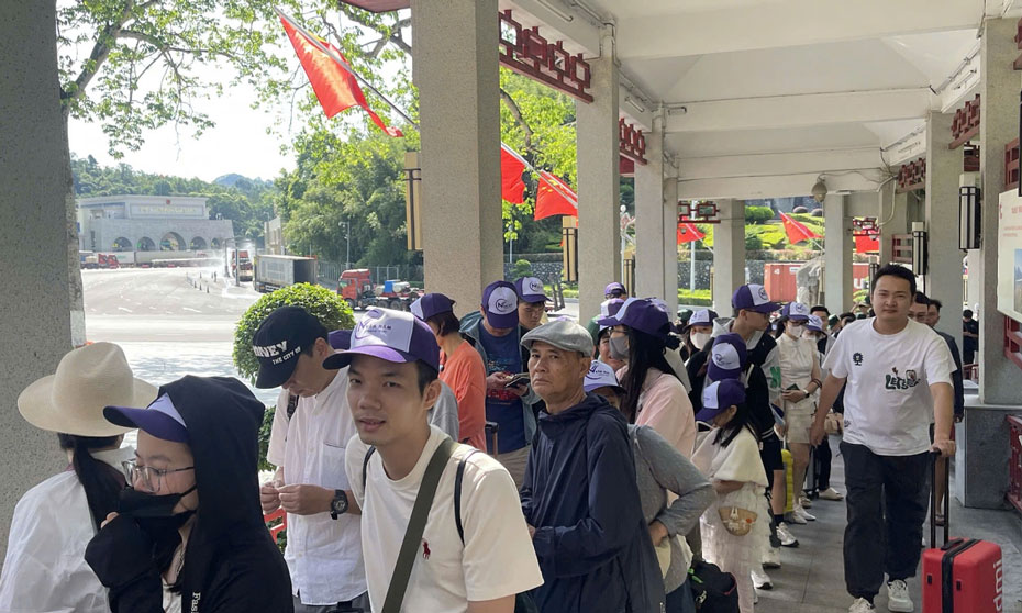 Đoàn khách Việt làm thủ tục tại Cửa khẩu Quốc tế Bằng Tường (Trung Quốc). Ảnh: NVCC  