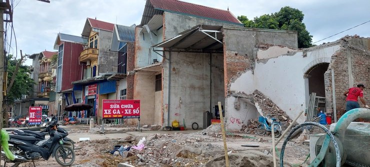 Phú Nghĩa huy động tối đa nhân lực, máy móc khẩn trương phá dỡ công trình, đẩy nhanh tiến độ giải phóng mặt bằng Dự án cải tạo, nâng cấp Quốc lộ 6. Ảnh: Kim Thoa