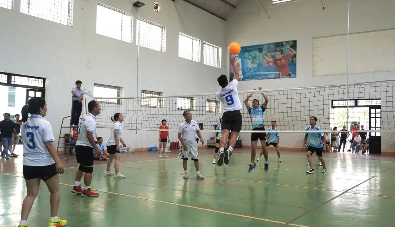 Quang Tri Newspaper and Radio and Television Trade Union organizes men's and women's volleyball tournament to create a lively emulation atmosphere. Photo: Quang Tri Trade Union