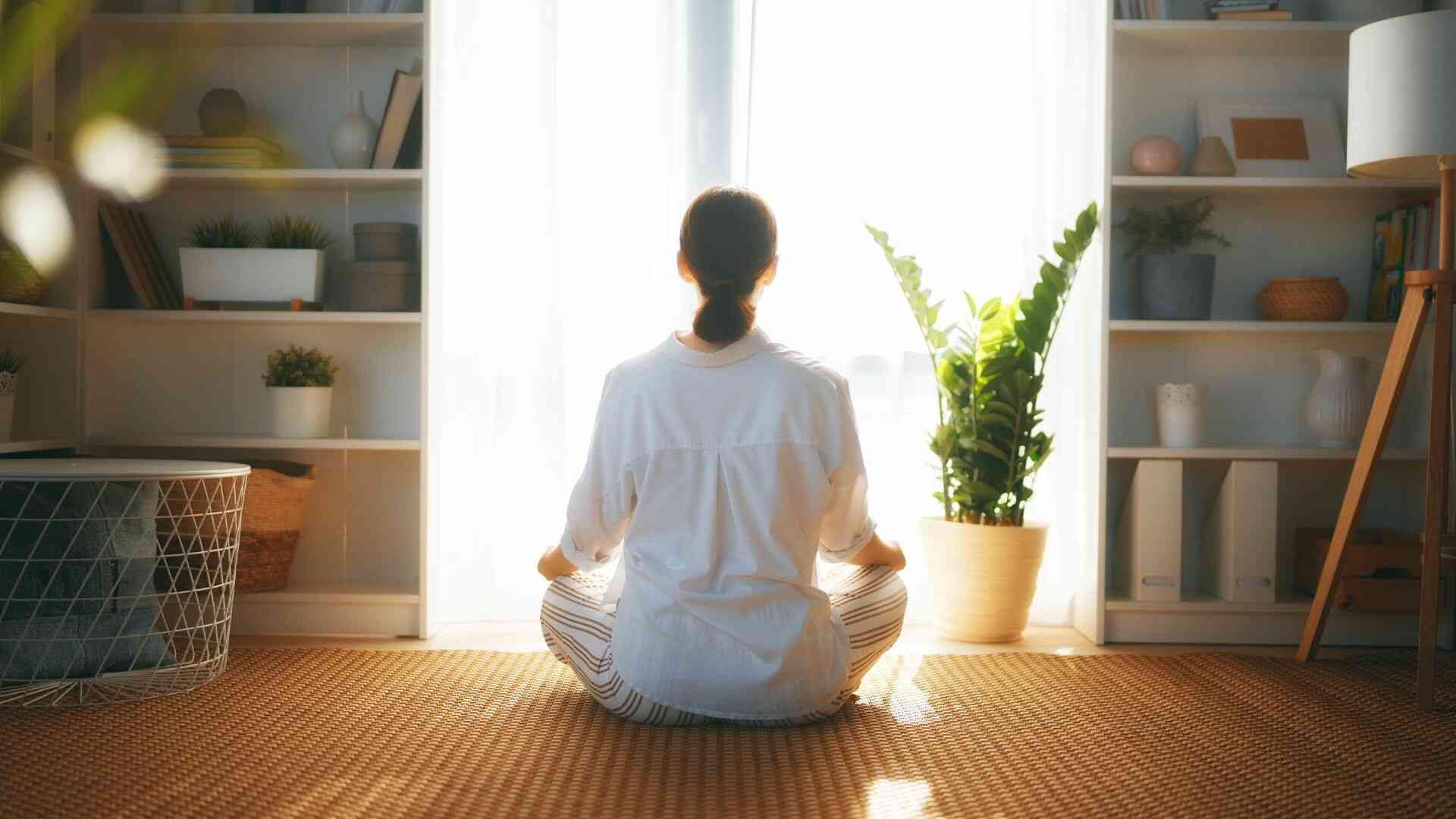 Thiền định giúp người bệnh thư giãn, giảm căng thẳng, hỗ trợ kiểm soát và hạ đường huyết an toàn. Ảnh: Canva