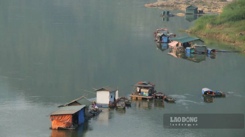 People in the fishing village struggle to make a living all year round. Photo: Viet Bac