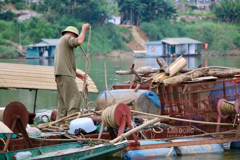 Sinh kế của người dân phụ thuộc vào sự lên xuống thất thường con nước dòng Lô. Ảnh: Việt Bắc