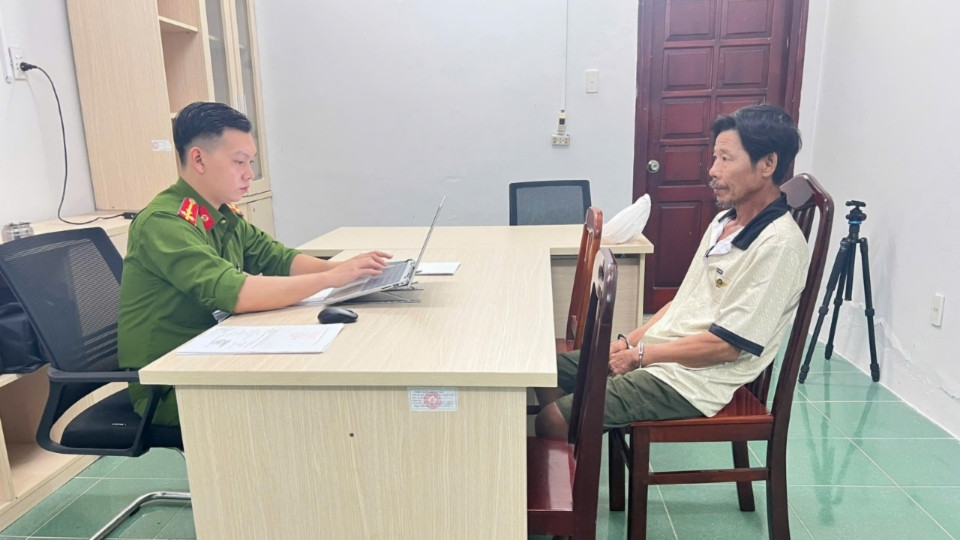 Vinh Long Provincial Police force arrests Nguyen Van Kiet after nearly 10 years of hiding from arrest. Photo: Vinh Long Police