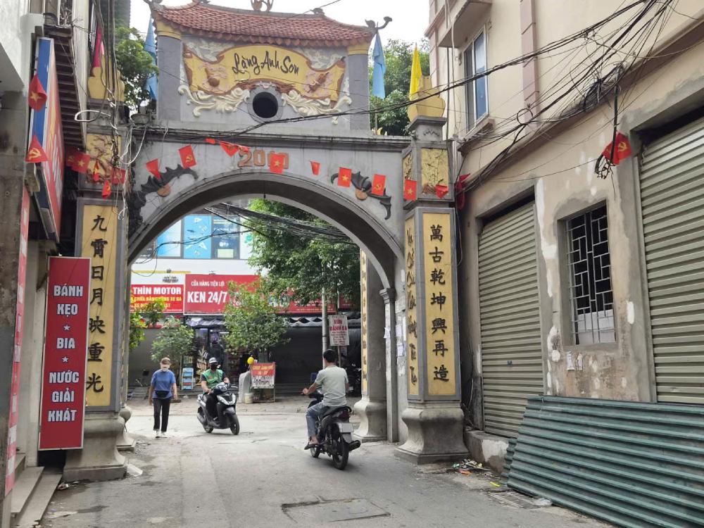 Hanoi City People's Committee has issued a plan on arranging, organizing, and operating villages and residential groups. In the photo, a village gate in Me Tri, Hanoi. Photo: Pham Dong