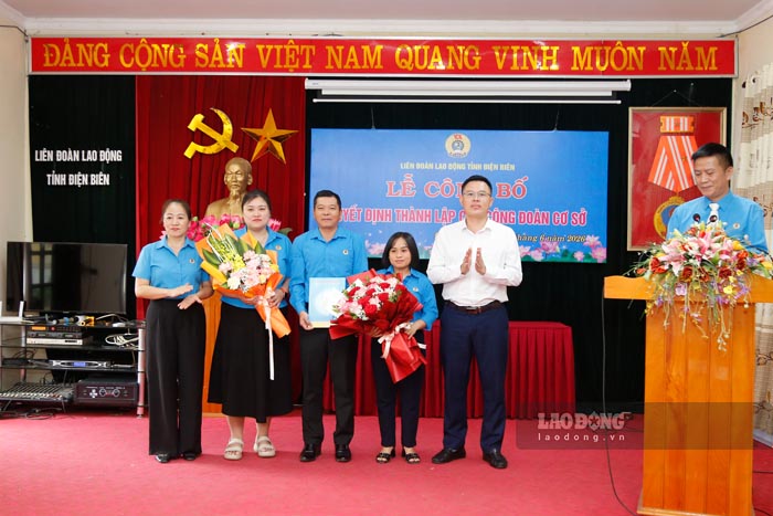 Leaders of the Provincial Labor Federation awarded decisions and flowers to congratulate the Executive Committee of the Trade Union of the Project Management Board and Land Fund Development Board of Dien Bien Phu Ward. Photo: Quang Dat
