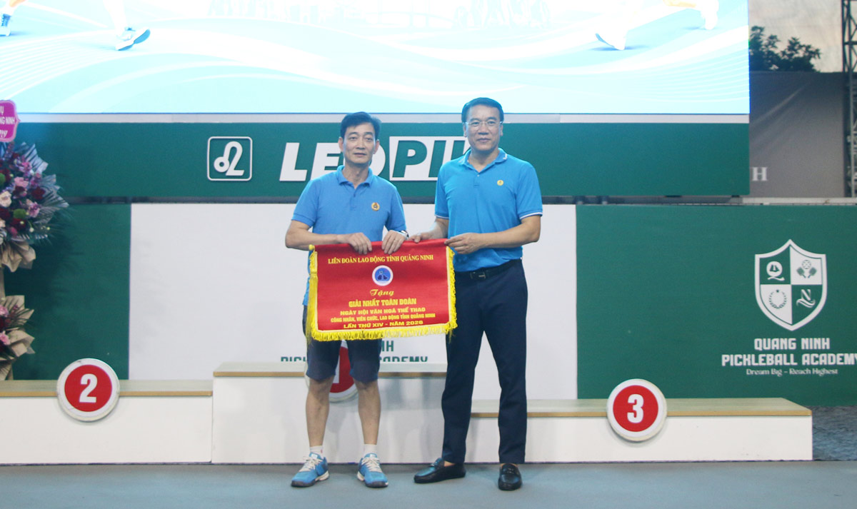 Lãnh đạo LĐLĐ tỉnh Quảng Ninh trao giải nhất toàn đoàn. Ảnh: Hải Linh