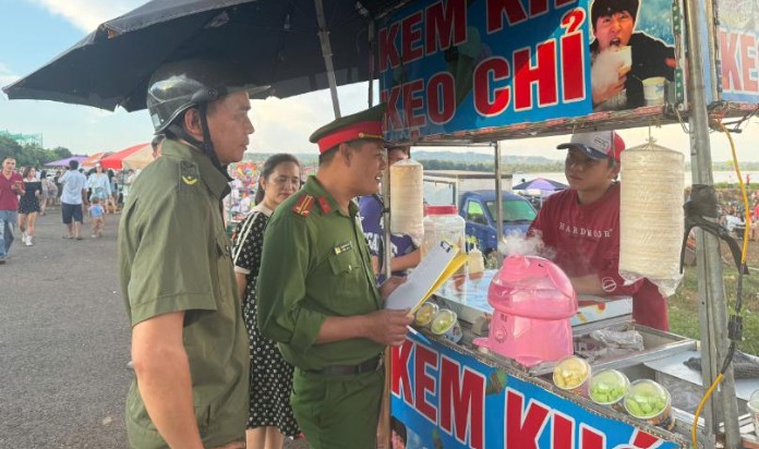 Police forces launched a campaign to restore order and ensure traffic safety at the Ea Kao lake tourist destination, Dak Lak province. Photo: Police provided