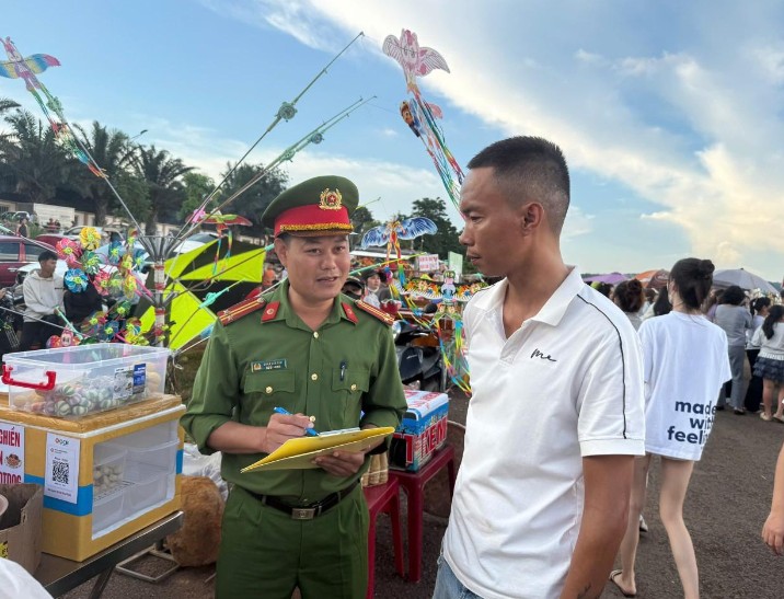 Lực lượng công an tuyên truyền nhắc nhở người dân. Ảnh: Công an cung cấp