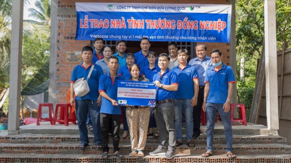 Representatives of grassroots trade unions and businesses present "Comrade Love" houses to union members in difficult circumstances. Photo: Vinh Long Provincial Labor Federation
