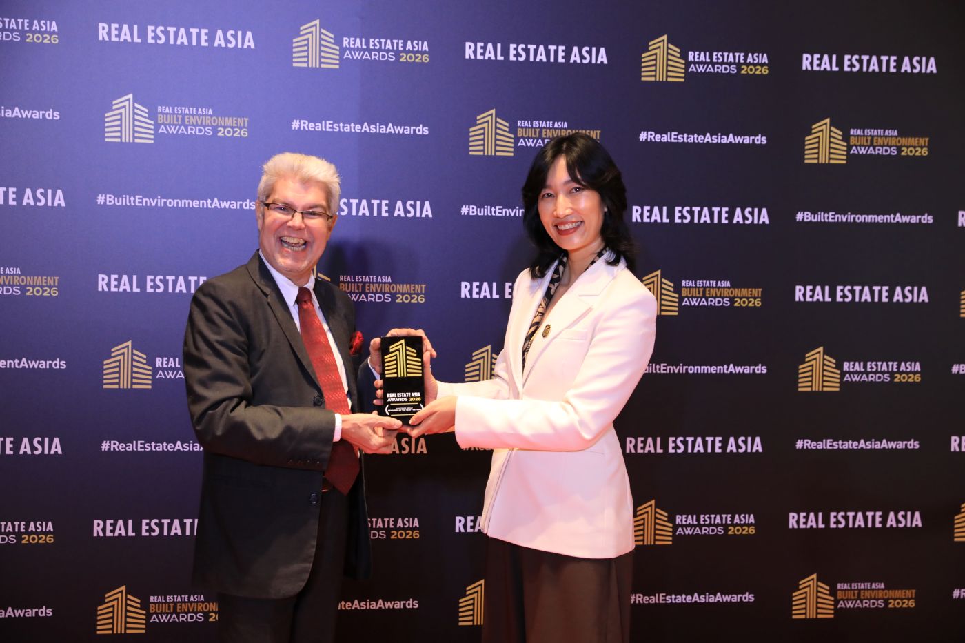 Đại diện Masterise Homes nhận cúp vinh danh tại hạng mục Developer of the Year - Vietnam 2026. Ảnh: Real Estate Asia Awards 2026