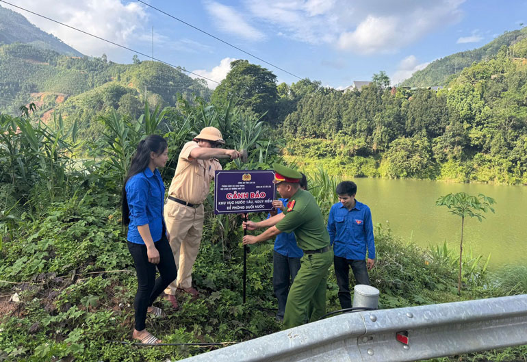 Cắm biển cảnh báo tại khu vực suối sâu, tiềm ẩn nguy cơ đuối nước. Ảnh: CACC