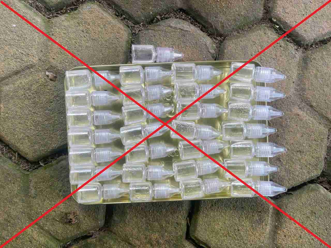 Tổng số 29 lọ nhựa chứa tinh dầu CBD do Công an phường Phố Hiến thu giữ của Phạm Nguyễn Đại Dương. Ảnh: Công an tỉnh Hưng Yên