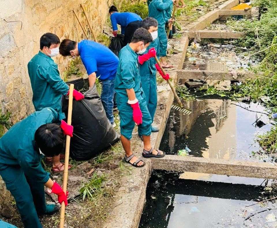Tay Nha Trang ward organizes a general environmental cleanup campaign in some residential areas. Photo: Kien Cuong
